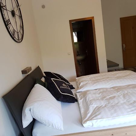 Hotelzimmer Im Alten Reihenhaus Auf Der Stadtmauer Bacharach Esterno foto