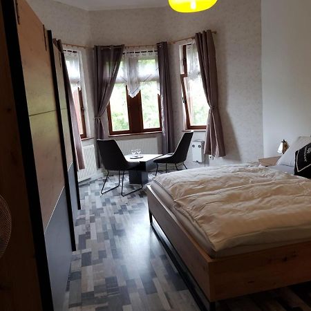 Hotelzimmer Im Alten Reihenhaus Auf Der Stadtmauer Bacharach Esterno foto