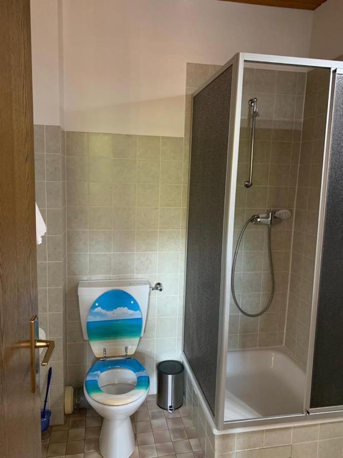 Hotelzimmer Im Alten Reihenhaus Auf Der Stadtmauer Bacharach Esterno foto
