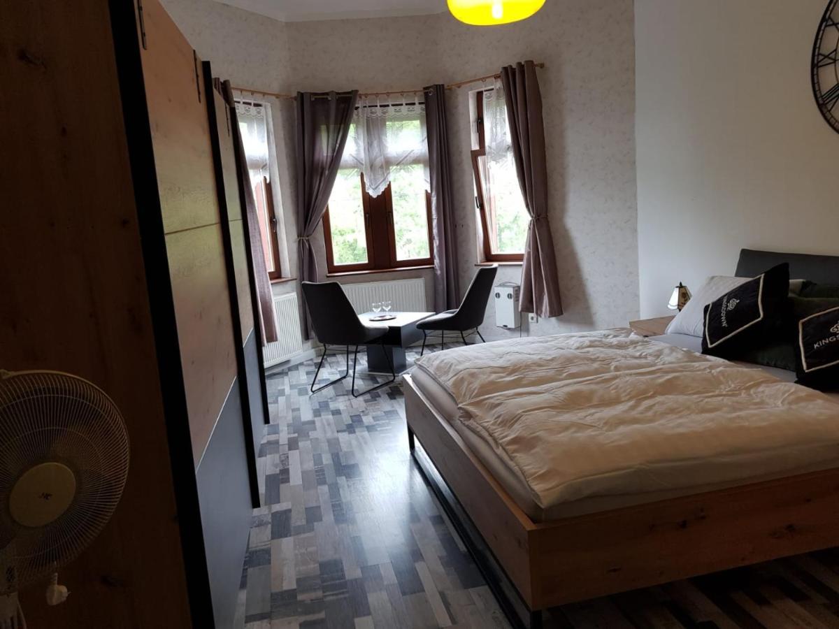 Hotelzimmer Im Alten Reihenhaus Auf Der Stadtmauer Bacharach Esterno foto