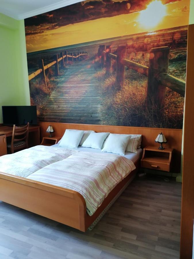 Hotelzimmer Im Alten Reihenhaus Auf Der Stadtmauer Bacharach Esterno foto